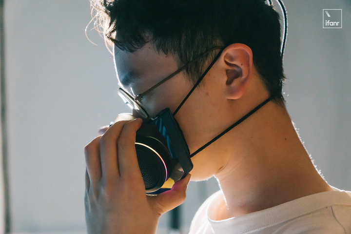 雷蛇风行 RGB 面罩评测：戴上它，我就是最「亮」的仔