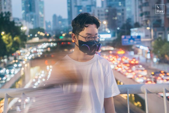 雷蛇风行 RGB 面罩评测：戴上它，我就是最「亮」的仔