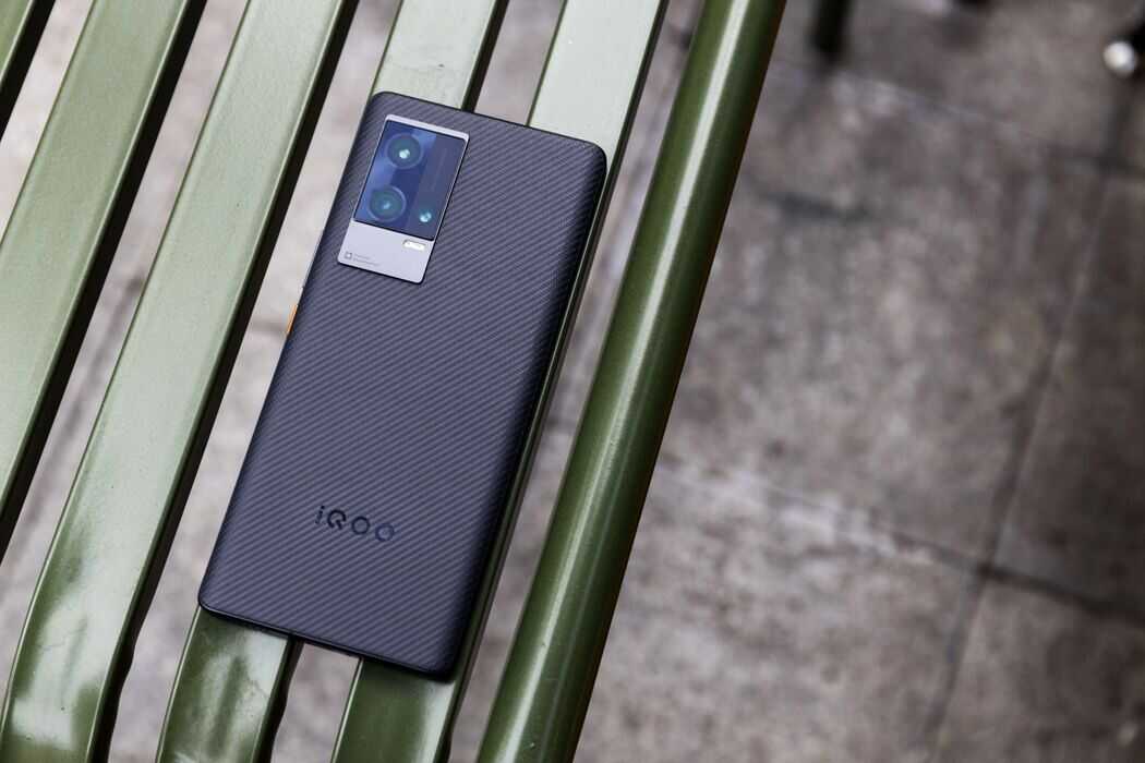 17分钟充满电！iQOO 8 Pro实测跑分高，游戏屏幕充电均强大