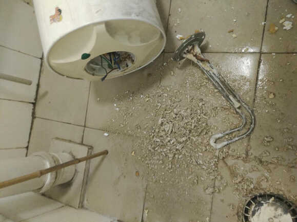 热水器清理水垢并不复杂,借助除垢剂添加器,自己动手也能行