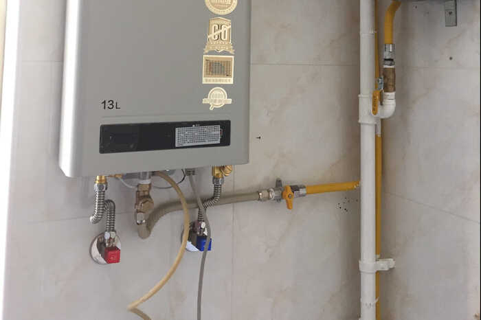 热水器清理水垢并不复杂,借助除垢剂添加器,自己动手也能行