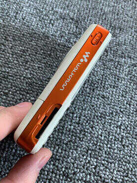 翻出十五年前的索爱W800手机,橙色小摇杆手感带劲