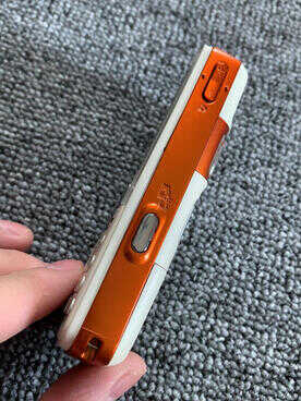 翻出十五年前的索爱W800手机,橙色小摇杆手感带劲