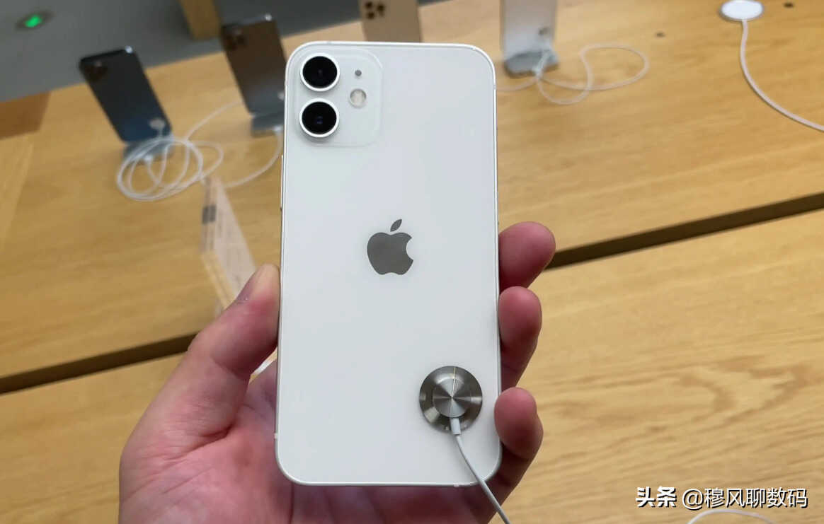 iPhone 12：给中国用户降1700元，没买的可以下手了