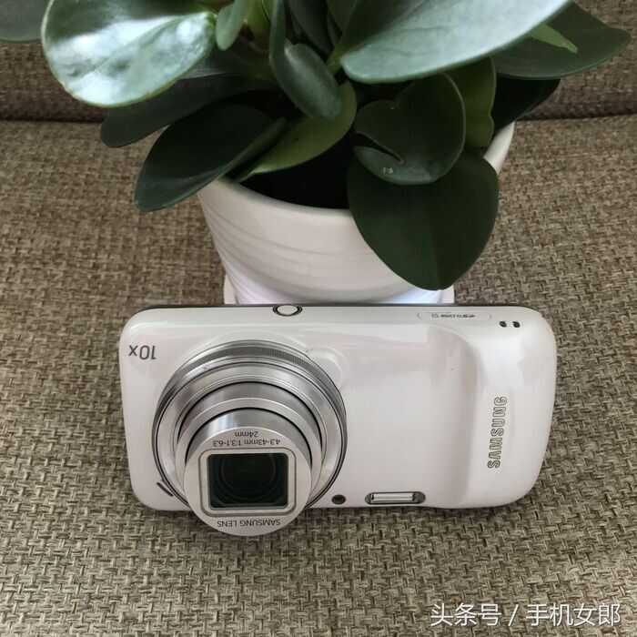 四年前上市的三星S4 Zoom手机，1600W后置摄像头，拍照相当给力