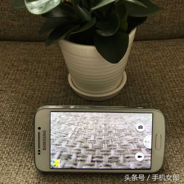 四年前上市的三星S4 Zoom手机，1600W后置摄像头，拍照相当给力