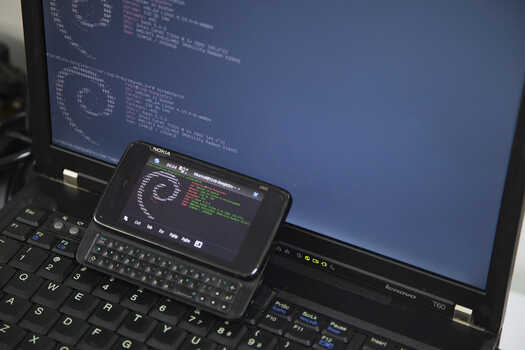 「经典手机回顾」Nokia N900：最后的Maemo系统手机