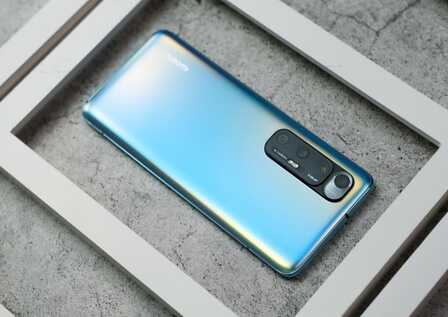从3799元跌至2369元，12GB+256GB，再度从高端市场跌至中端市场