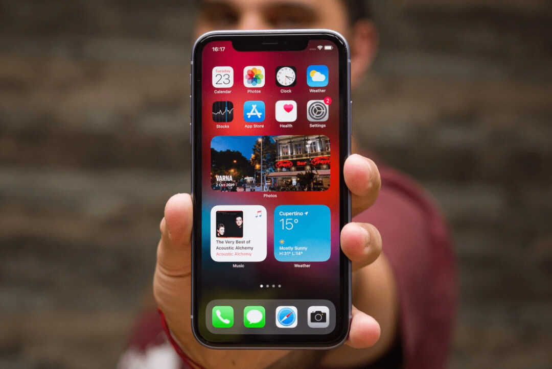 买手机不一定要选最贵的，有三款苹果iPhone，很适合打工人