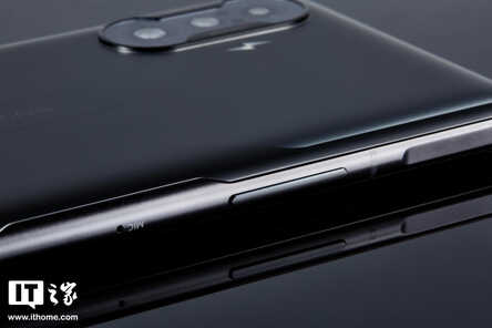Redmi K40 游戏增强版评测：轻薄得不像硬核游戏手机