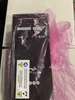 摩托罗拉 Razr3 真机实拍图曝光,翻盖式折叠屏 + 圆润机身