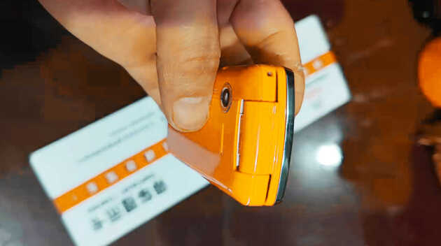 主打创意LED灯光带，这款老旧联想翻盖手机，时尚造型十年不落伍