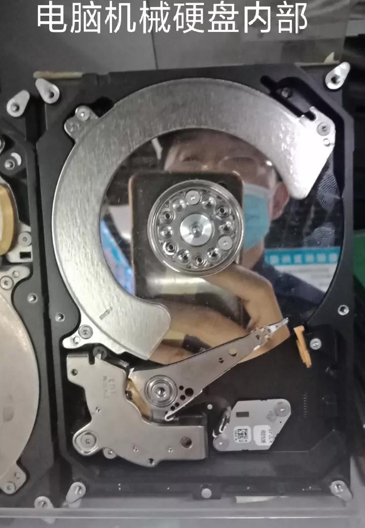 电脑硬盘内部是这样的,机械硬盘和固态硬盘拆开看看是啥样的?