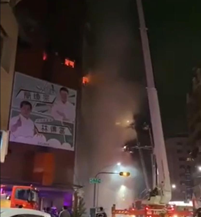 台湾高雄“城中城”大楼大火已致46死,网友:逃生时连衣服鞋子都没穿