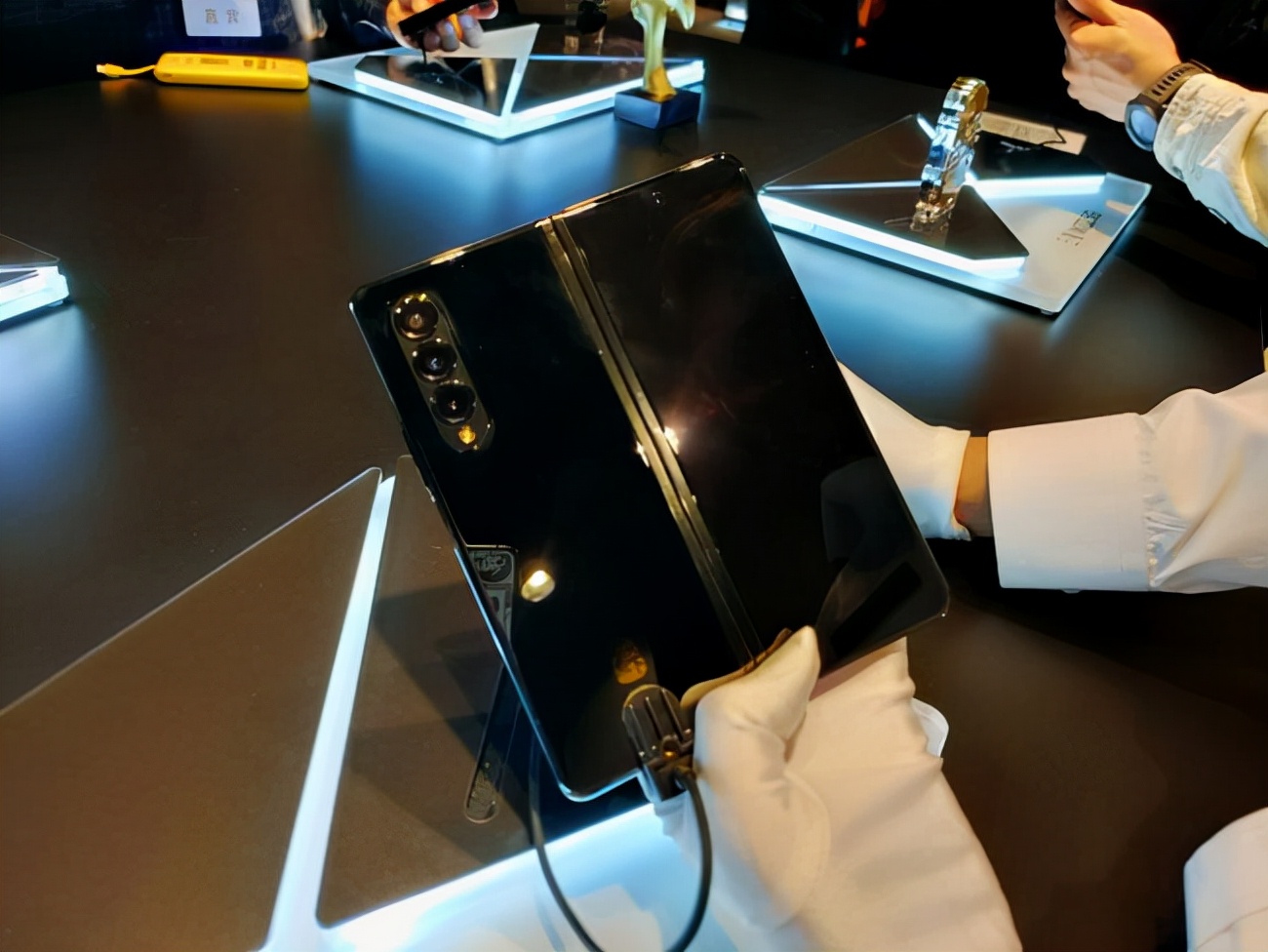 三星W22手机发布,价格16999元起
