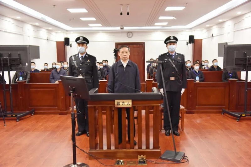 生活腐化伙同家人收钱,李金早被控24年间敛财6550万