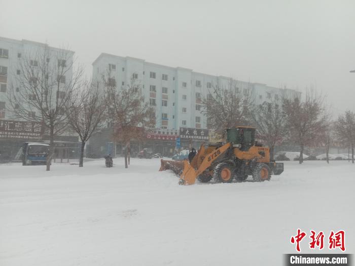 内蒙古通辽遭遇特大暴雪：学校停课 机场关闭