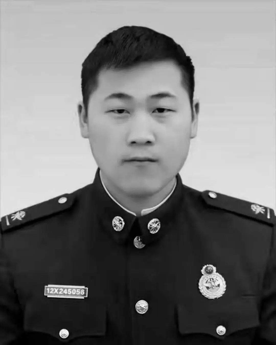 痛心!飞身救人坠楼的消防员不幸牺牲,这个细节看哭了……