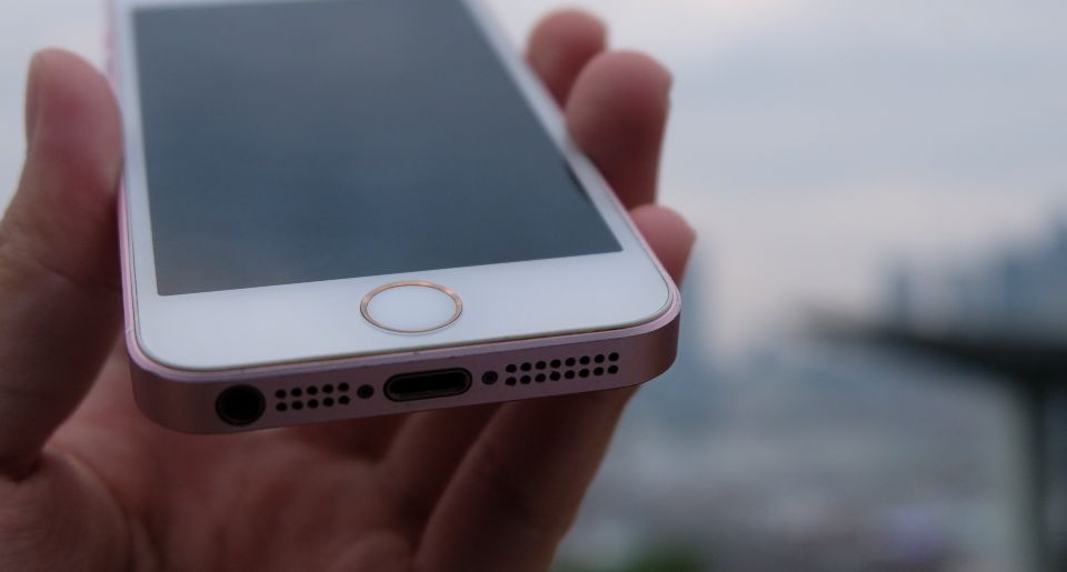 5年前的苹果小钢炮现在怎么样了?iPhone SE评测