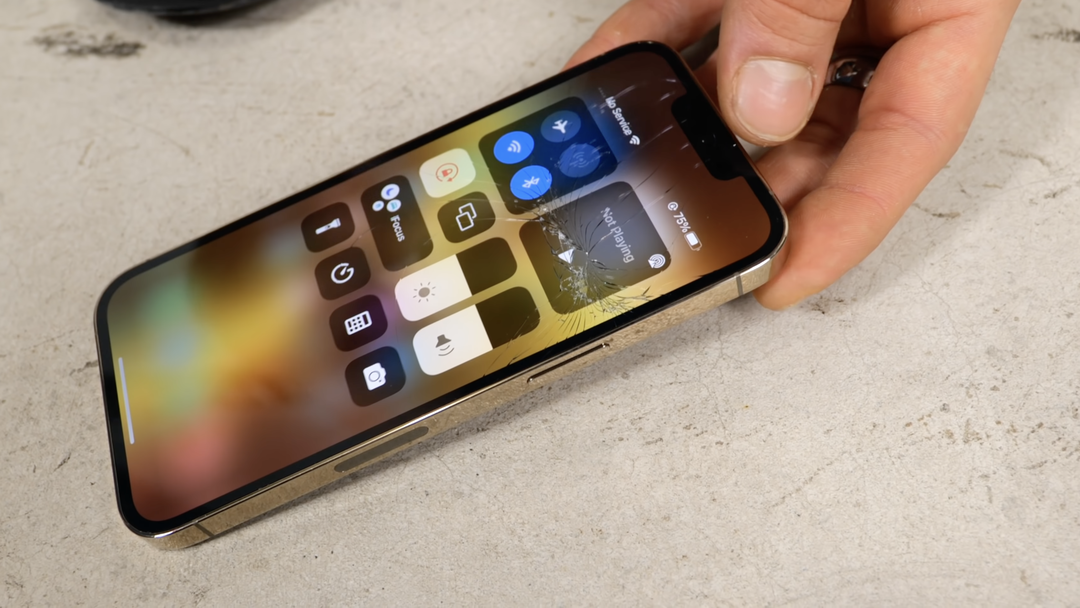 iPhone 13屏幕升级，是否意味着不用贴膜？