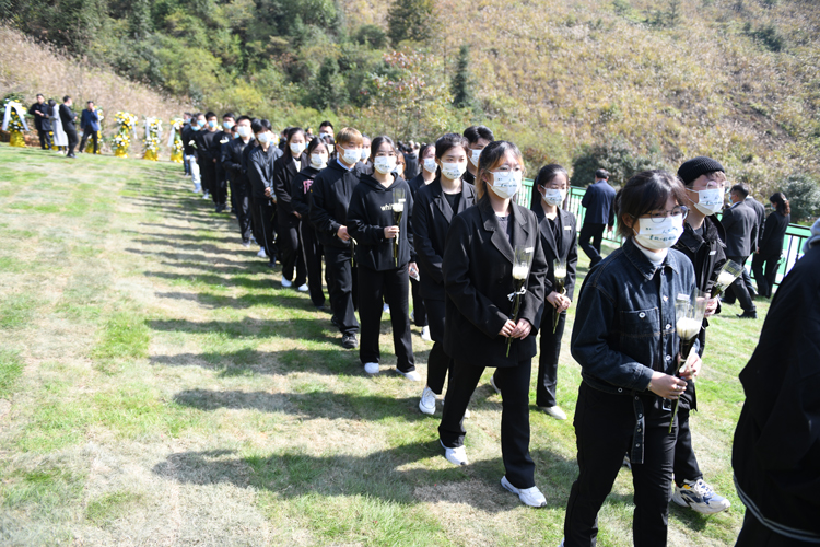 新闻多一度│再送袁老,安葬仪式上的这些细节让人破防