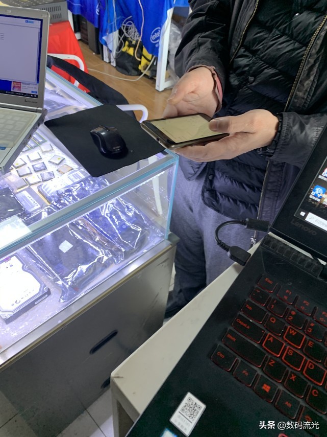 客户来卖电脑,这电脑我还是第一次见,质量还真是相当得不错
