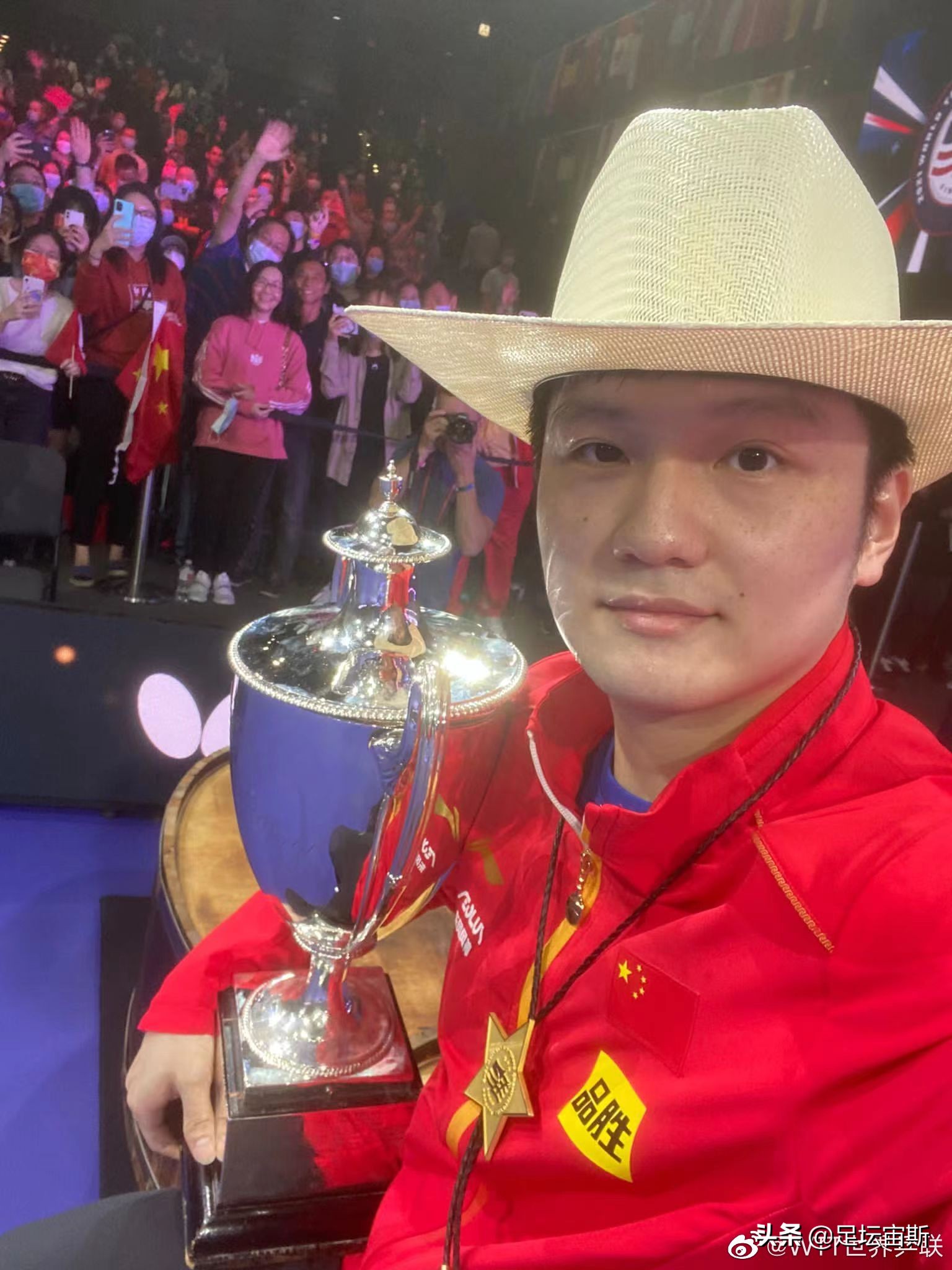 夺冠情绪失控!王曼昱落泪哽咽,捂头道歉,樊振东被奖杯盖子砸头