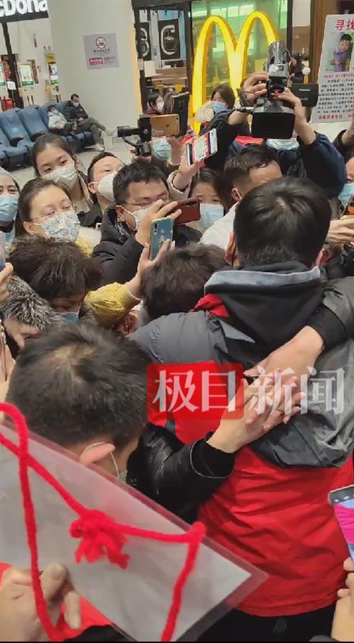 刚刚!被拐24年的张洋洋,给了痛哭的母亲一个吻
