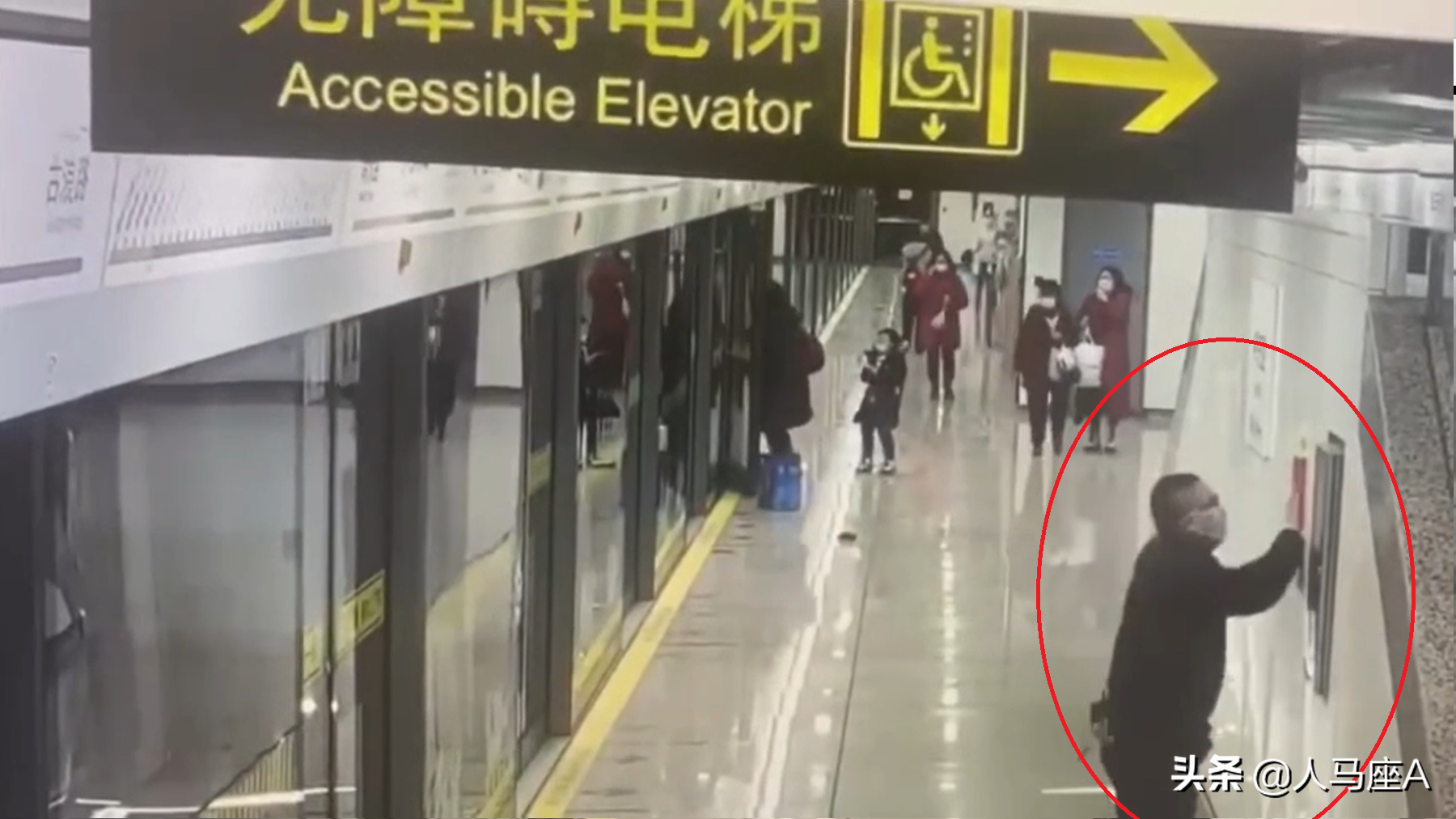 上海地铁乘客被夹身亡,救援操作引争议,先开门还是先紧急停车?