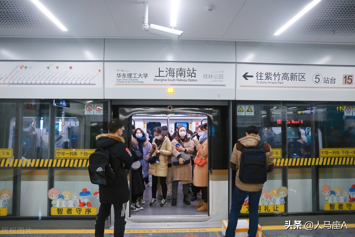 上海地铁乘客被夹身亡,救援操作引争议,先开门还是先紧急停车?