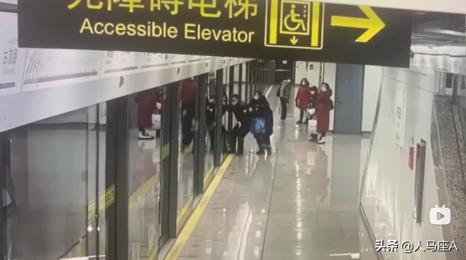 上海地铁乘客被夹身亡,救援操作引争议,先开门还是先紧急停车?