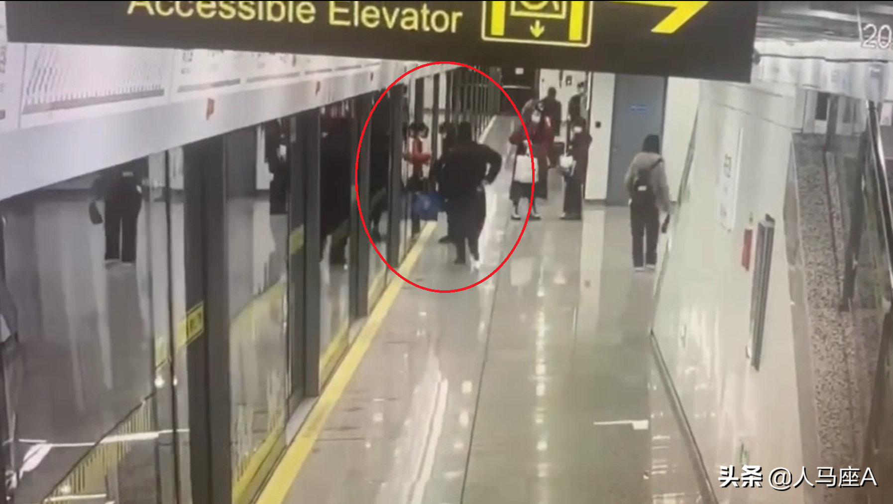 上海地铁乘客被夹身亡,救援操作引争议,先开门还是先紧急停车?