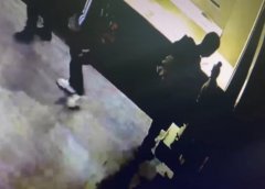 12岁男孩触碰博物馆展品致摔碎，博物馆称学生打碎展品并非130万