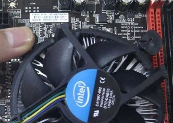 如何给电脑机箱安装CPU的风扇