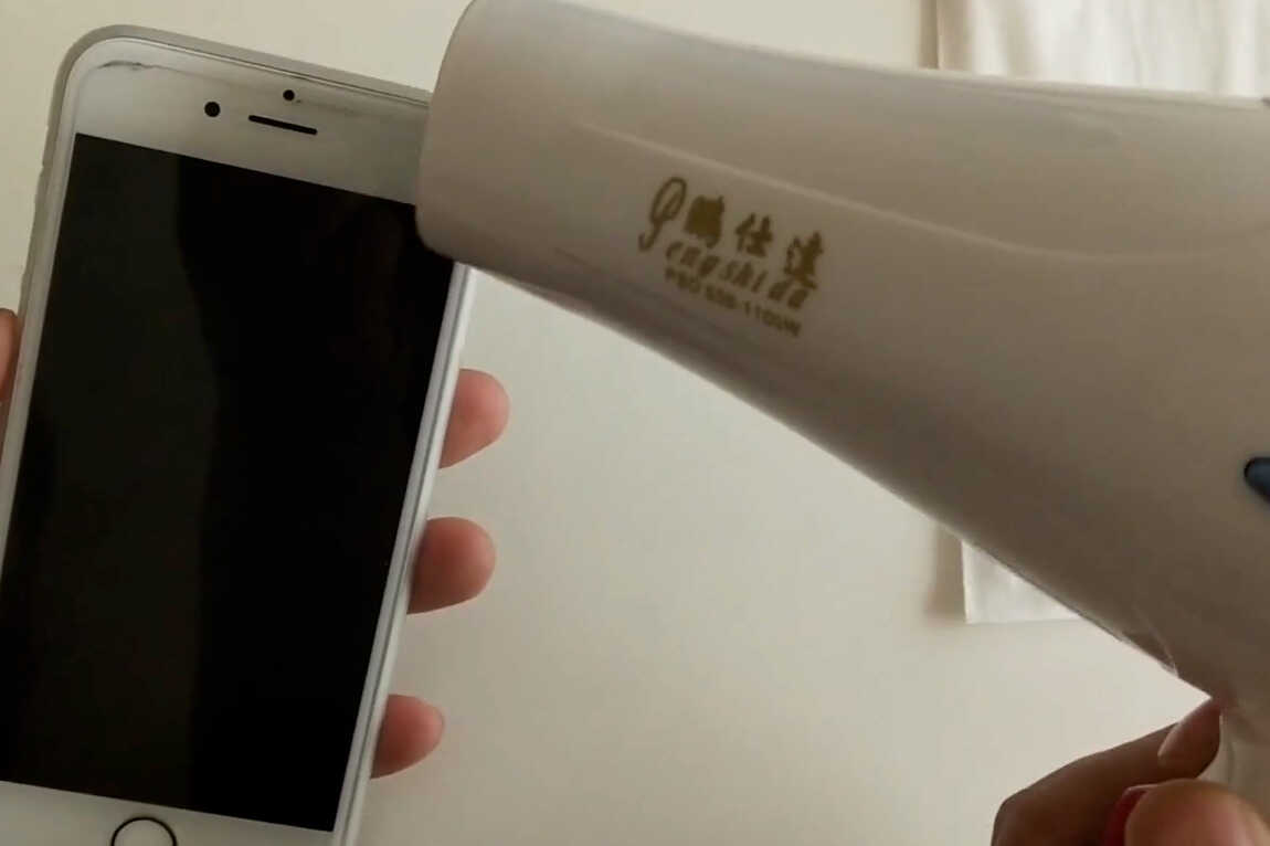手机听筒有灰尘怎么清理?