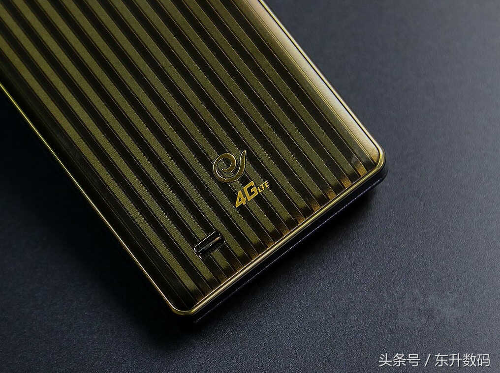 三星W2015实测:翻盖商务机,S健康,心率监测