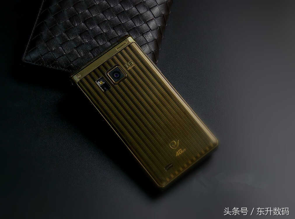 三星W2015实测:翻盖商务机,S健康,心率监测