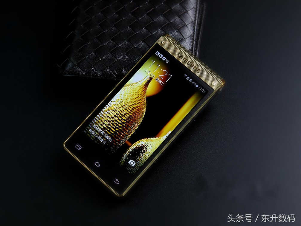 三星W2015实测:翻盖商务机,S健康,心率监测