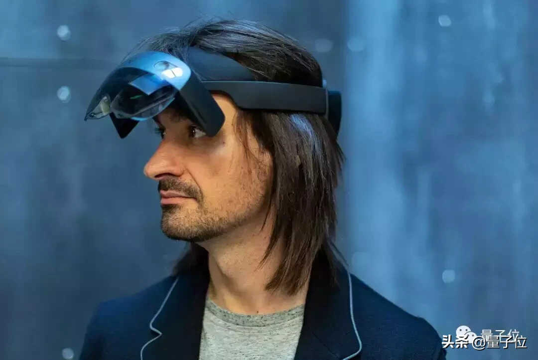 微软推出AR眼镜Hololens二代:支持语音交互,售价2万4
