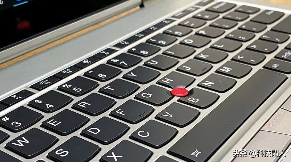 ThinkPad X1 Titanium Yoga:极至轻薄,钛合金打造