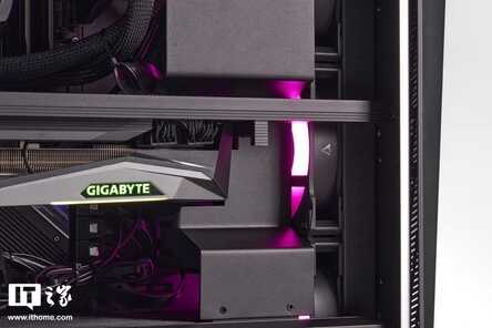 AORUS Model X 台式机图赏:炫酷水冷 RGB,扎实做工高端机