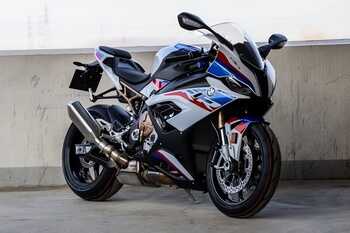 宝马发布2022款S1000RR,新款车采用了更多M版配置