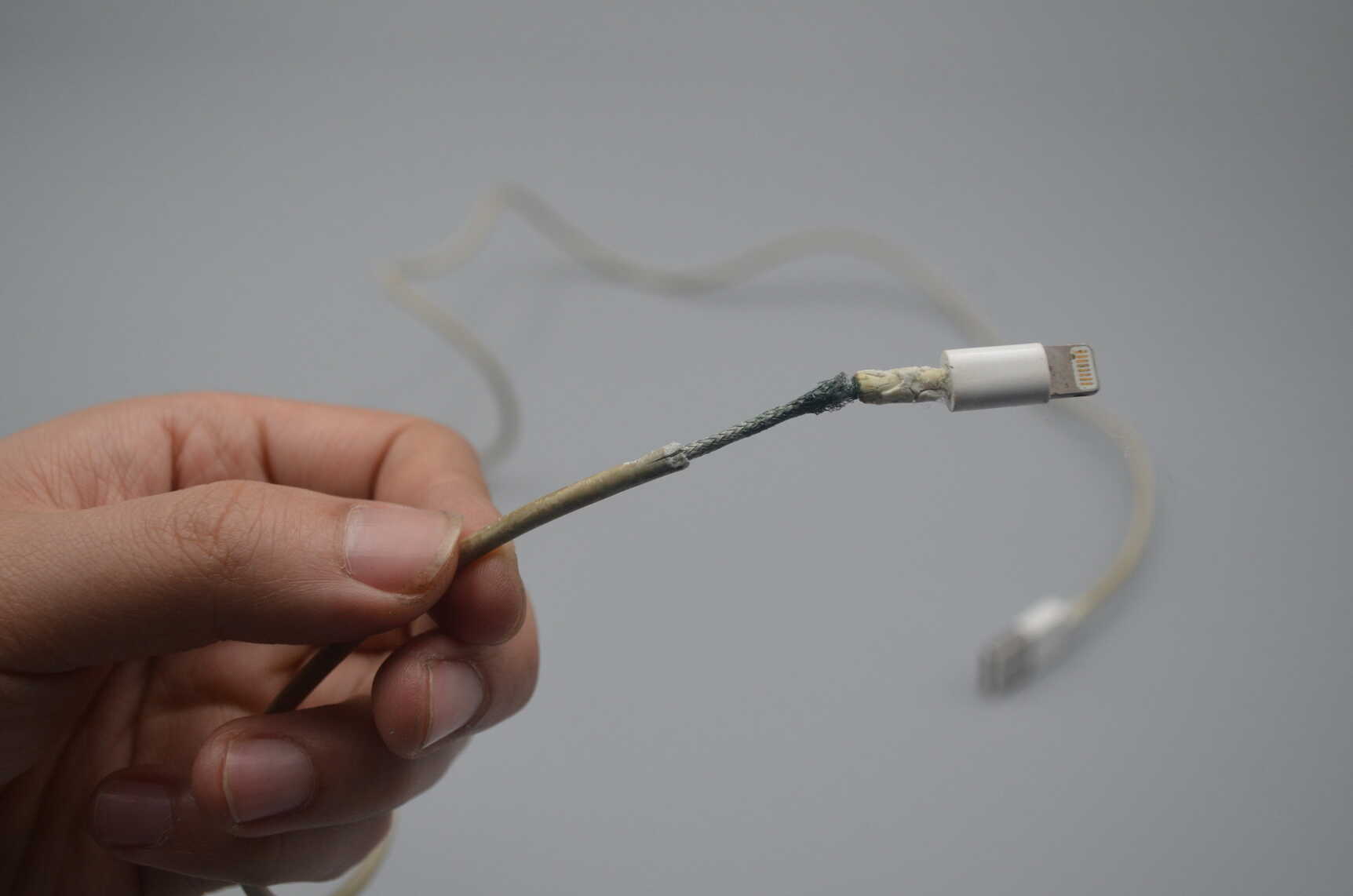 手机充电线外皮破损怎么办?教你一个小妙招,充电线像新的一样