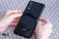 vivo Z5x手机评测体验:千元打孔、三摄,亮点盖住了小“槽点”