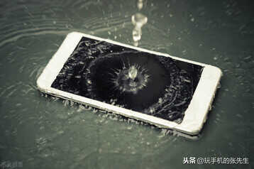 手机进水后黑屏,该怎么办?切忌做这几件事