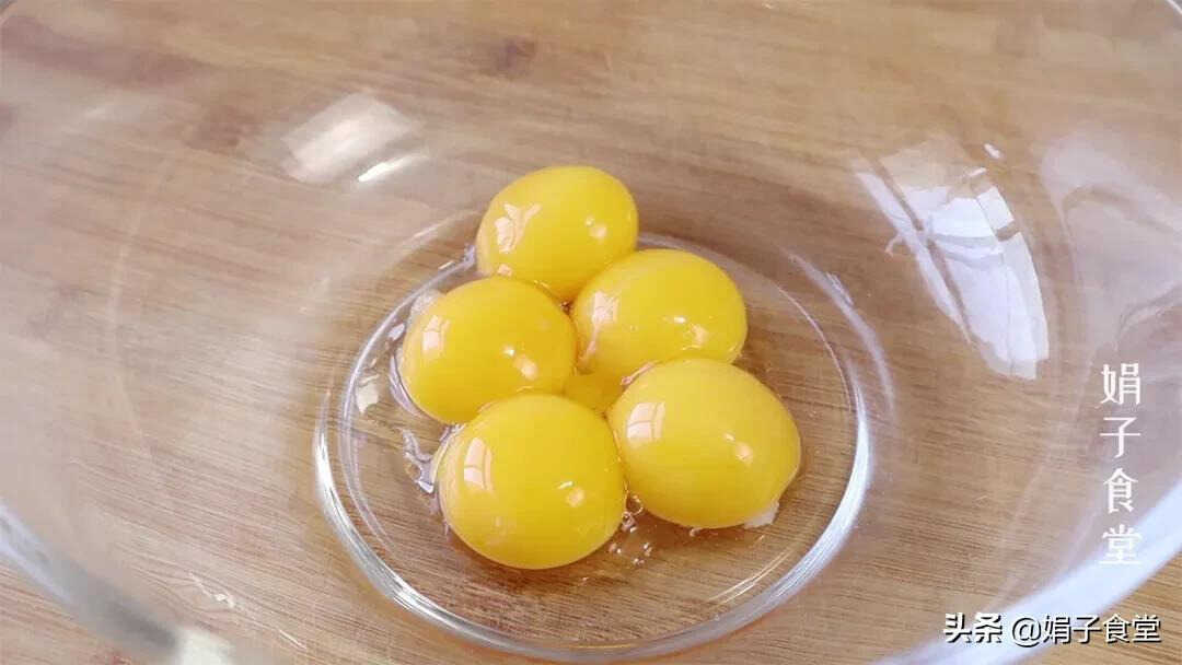 想吃蛋糕不用买,电饭煲就能做,蓬松柔软,不塌陷不回缩,超简单