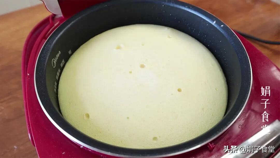 想吃蛋糕不用买,电饭煲就能做,蓬松柔软,不塌陷不回缩,超简单