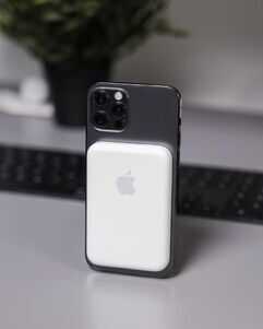 使用MagSafe外接电池注意事项:按电源键时,请握紧你的iPhone