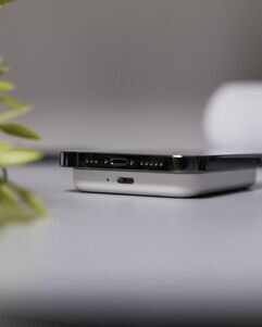 使用MagSafe外接电池注意事项:按电源键时,请握紧你的iPhone