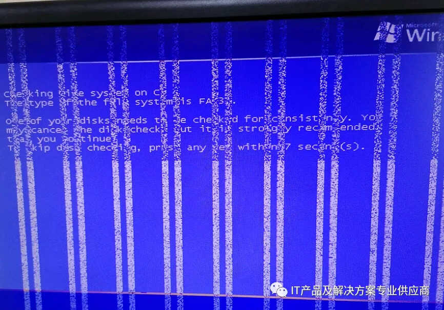 电脑显示器出现蓝屏竖纹怎么解决?